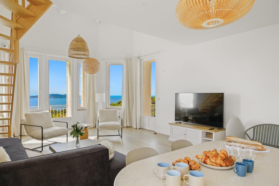 Communal lounge/ TV room, Natural landscape, TV and multimedia, Living room, Seating area, Dining area, Sea view