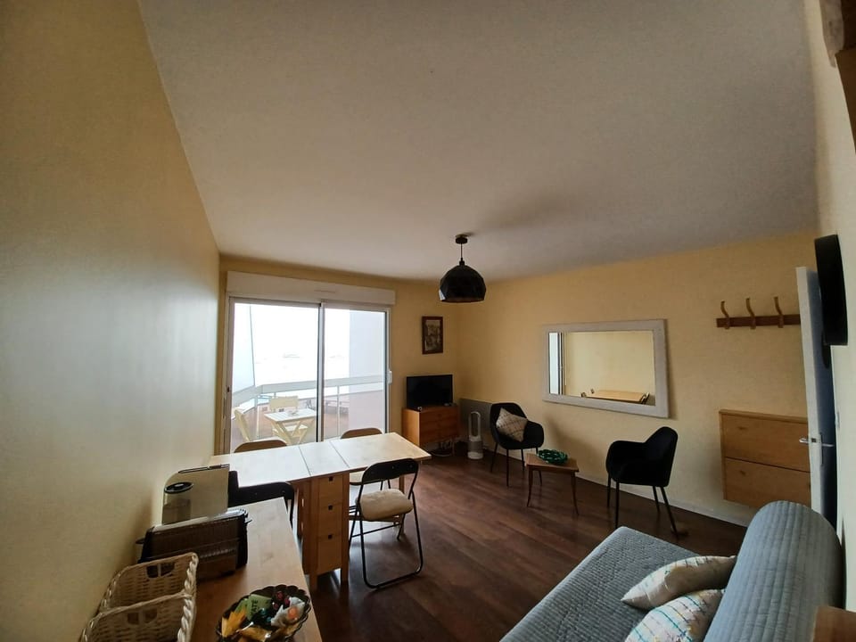 TV and multimedia, Coffee/tea facilities, Living room, Landmark view, toaster