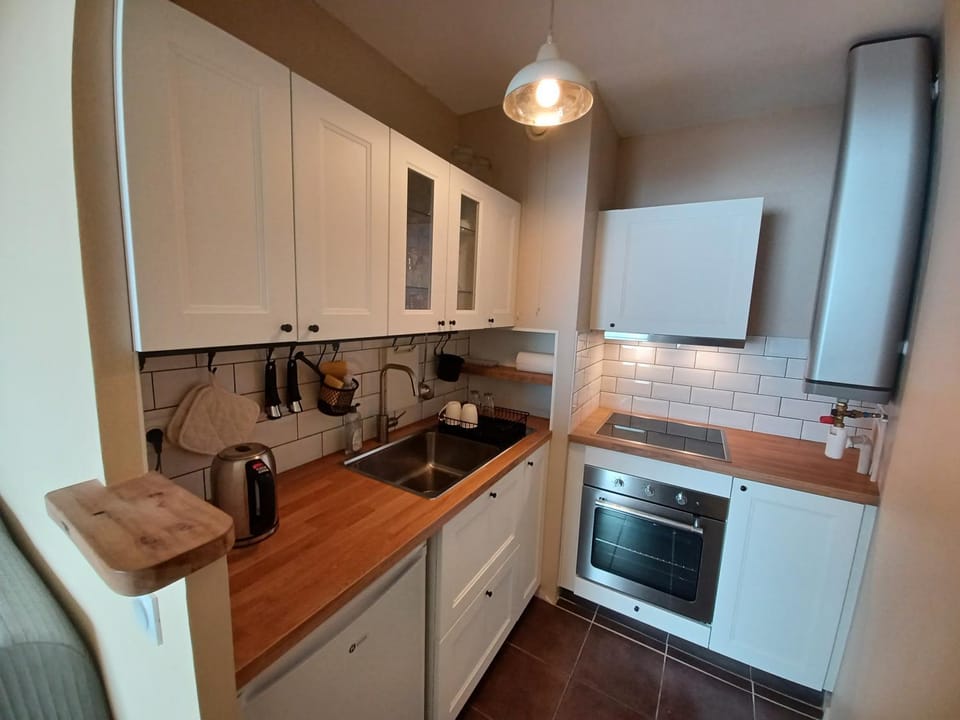 Coffee/tea facilities, Kitchen or kitchenette, oven, stove, kitchen