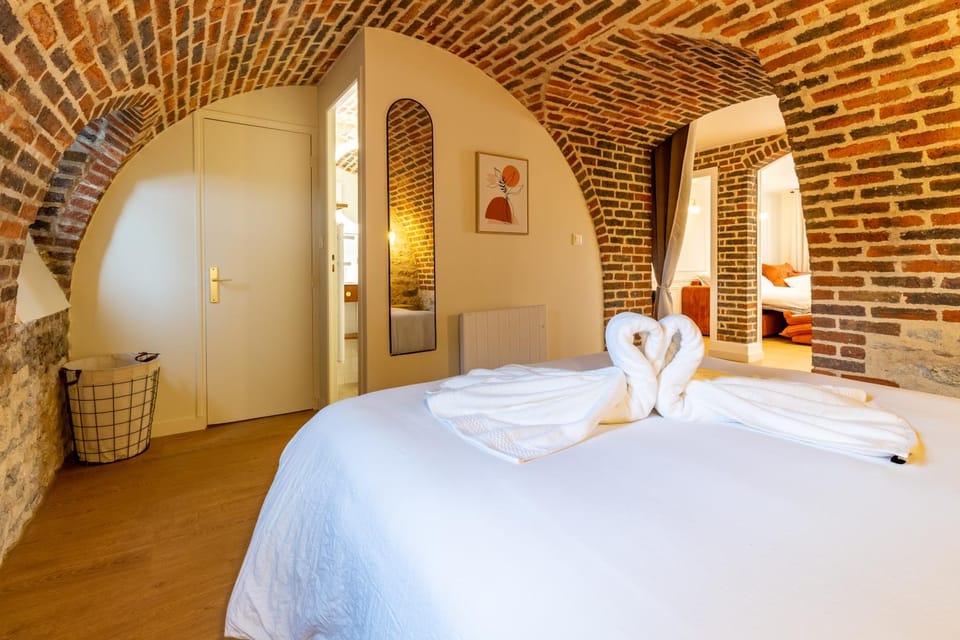 Bed, Bedroom, towels