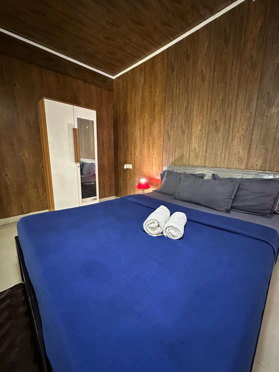 Modern wood loft at The oshu at the qutub Apartment in New Delhi