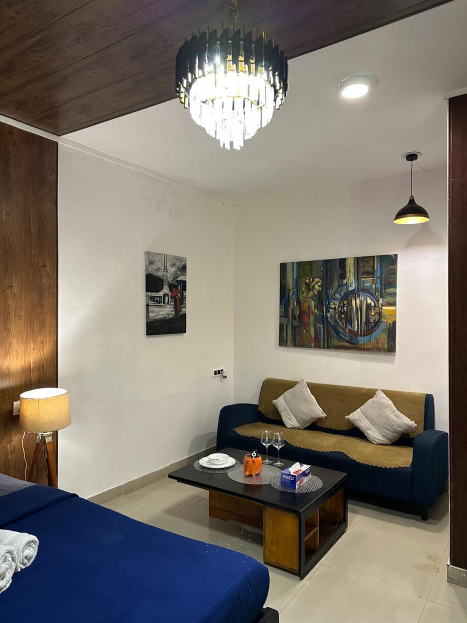 Modern wood loft at The oshu at the qutub Apartment in New Delhi