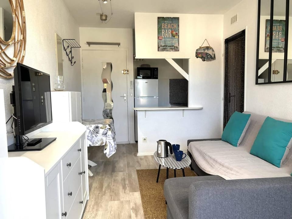 TV and multimedia, Kitchen or kitchenette, Living room