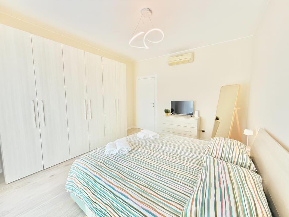 Bed, TV and multimedia, Photo of the whole room, Bedroom, wardrobe, air conditioner