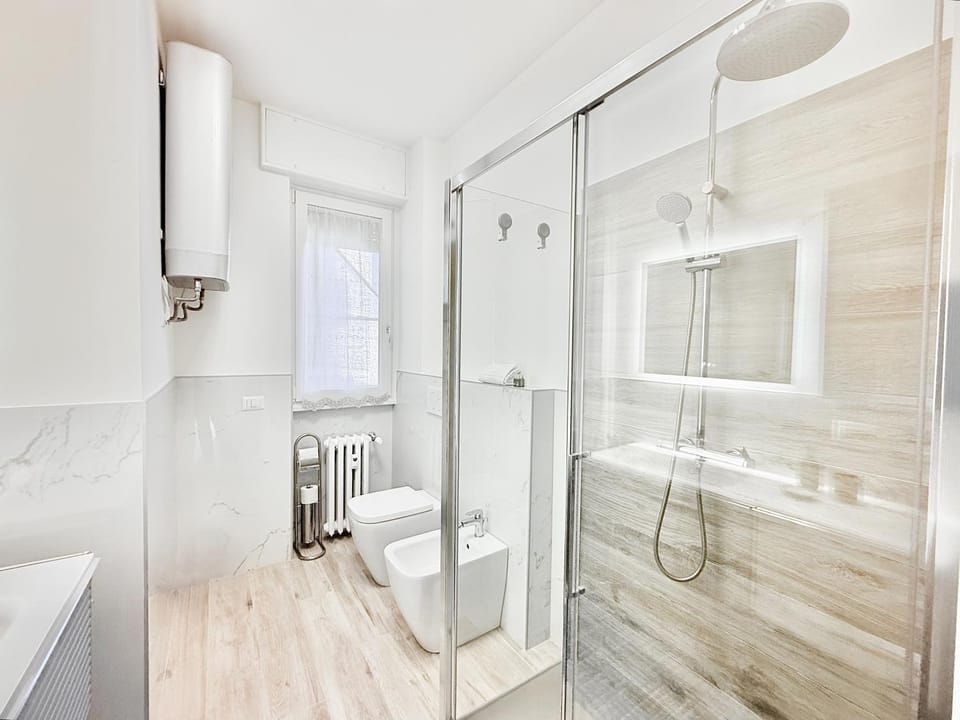 Shower, Toilet, Bathroom, towels
