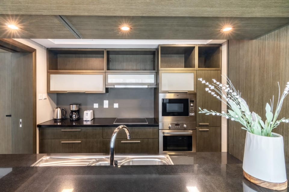 Luxury Marina View 1BR Stay For 4 Apartment in Dubai