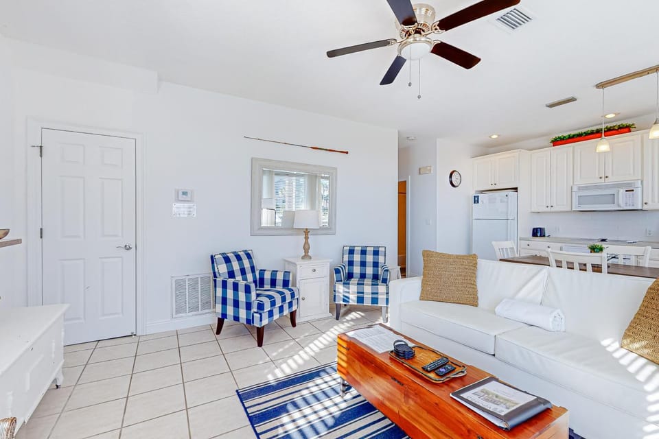 Beautiful lakefront condo with WiFi beach views & pool House in Destin