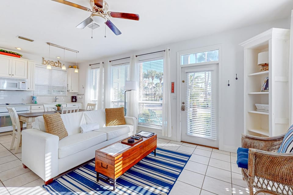 Beautiful lakefront condo with WiFi beach views & pool House in Destin