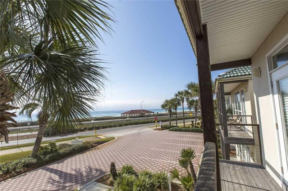 Lakefront condo with WiFi water&beach views pool House in Destin