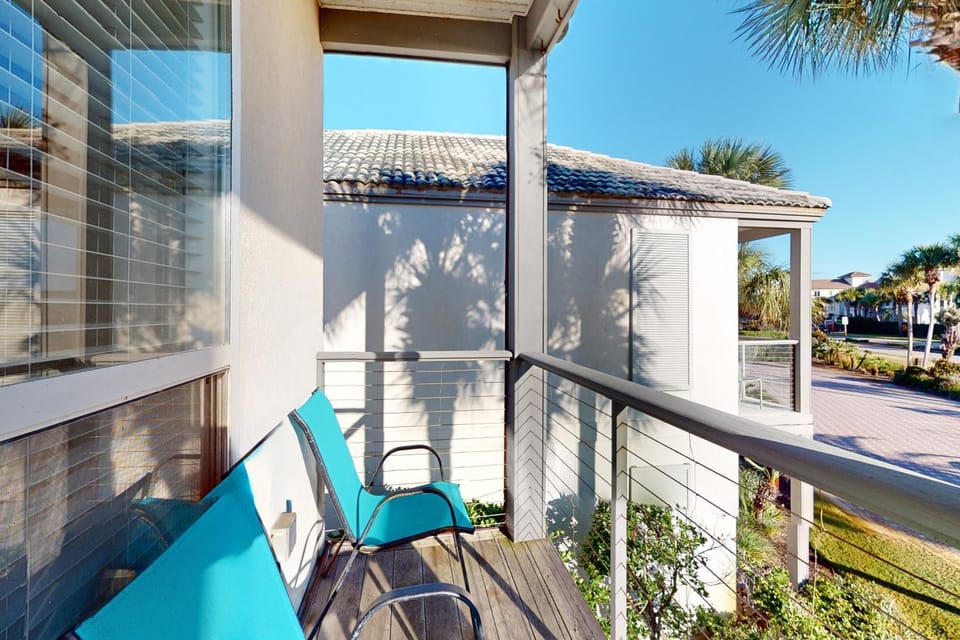 Lakefront condo with WiFi water&beach views pool House in Destin