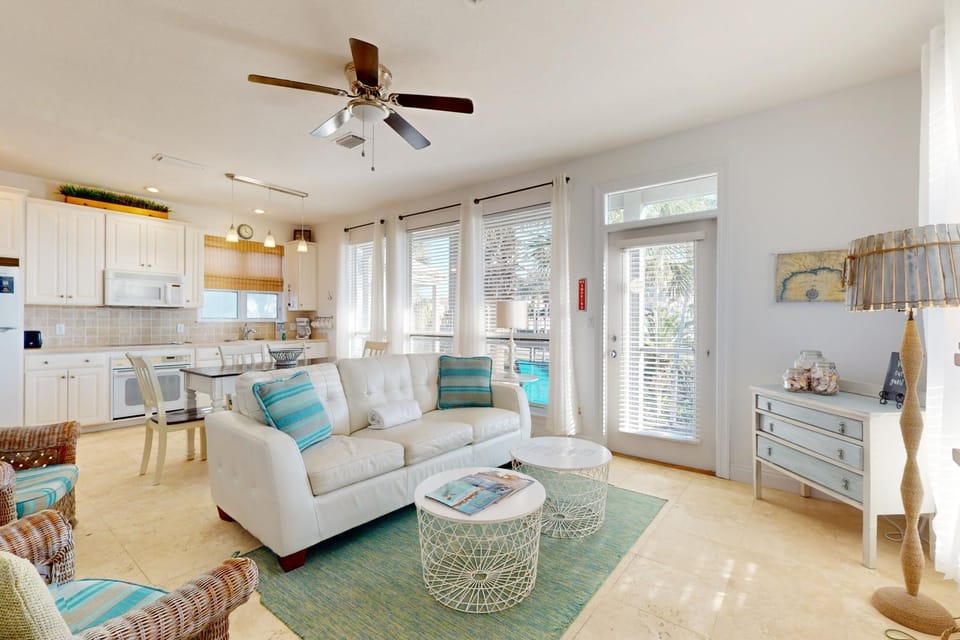 Lakefront condo with WiFi water&beach views pool House in Destin