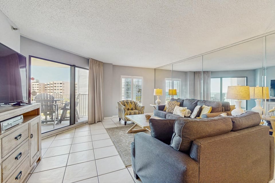 Gulf and beachfront condo with marvelous views shared pool and hot tub House in Destin