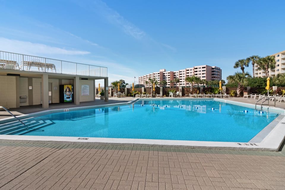 Gulf and beachfront condo with marvelous views shared pool and hot tub House in Destin