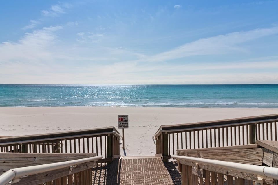 Gulf and beachfront condo with marvelous views shared pool and hot tub House in Destin