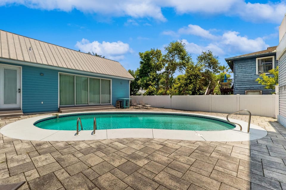 Gorgeous home with a furnished patio gas grill & private outdoor pool House in Destin
