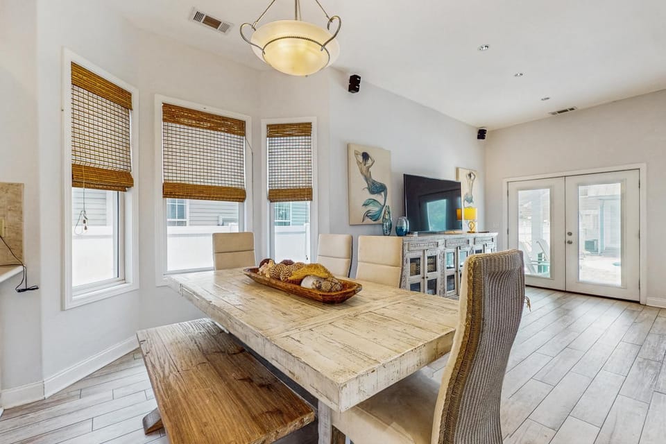 Gorgeous home with a furnished patio gas grill & private outdoor pool House in Destin