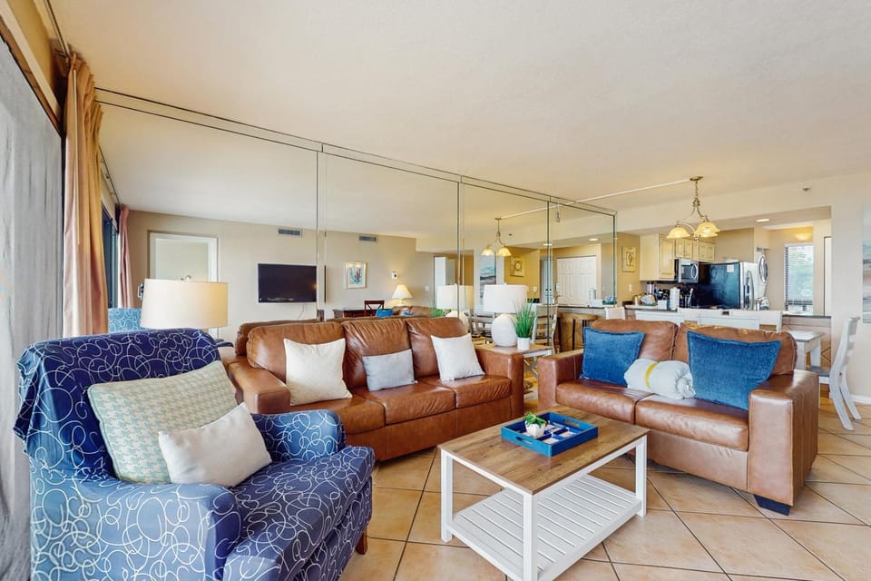 2nd Floor Lovely Condo Great Amenities Gulf View Large Balcony House in Destin