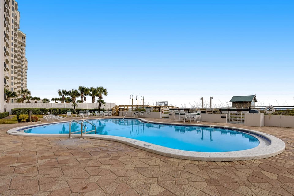 2nd Floor Lovely Condo Great Amenities Gulf View Large Balcony House in Destin