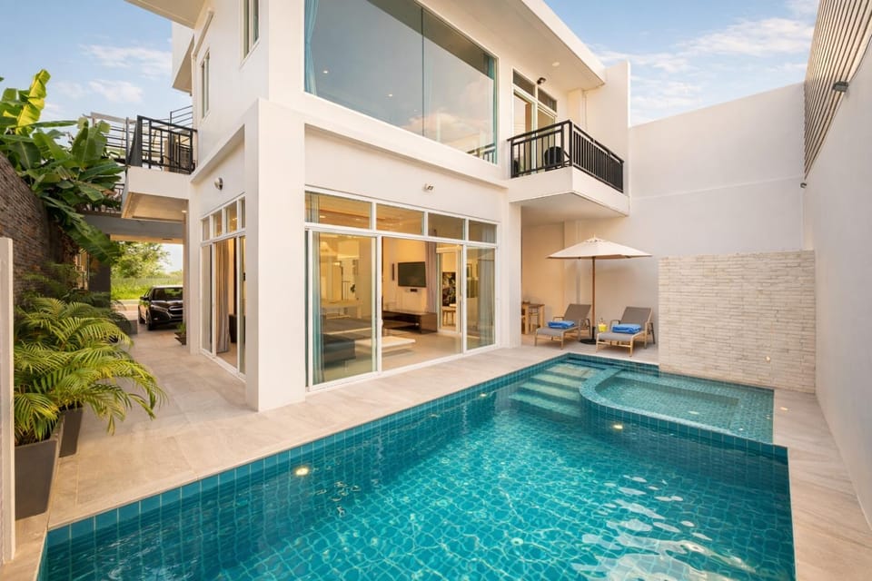 Property building, Patio, Day, Pool view, Swimming pool, Swimming pool, sunbed