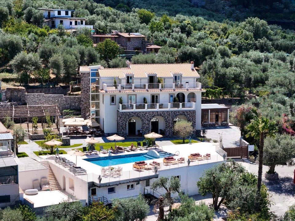 Property building, Natural landscape, Garden, Garden view, Mountain view, Pool view, Swimming pool, sunbed