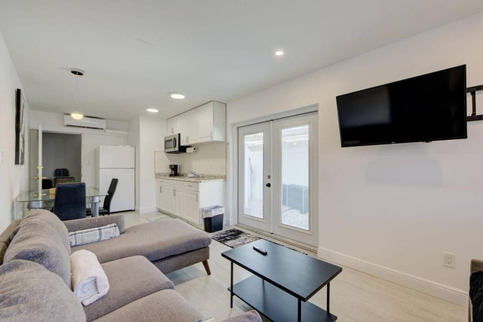 Comfortable 1BR Getaway with Parking & WiFi House in Pompano Beach