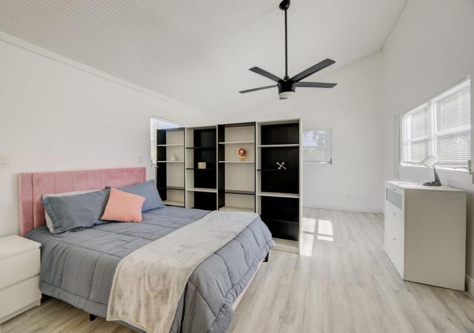 Comfortable 1BR Getaway with Parking & WiFi House in Pompano Beach