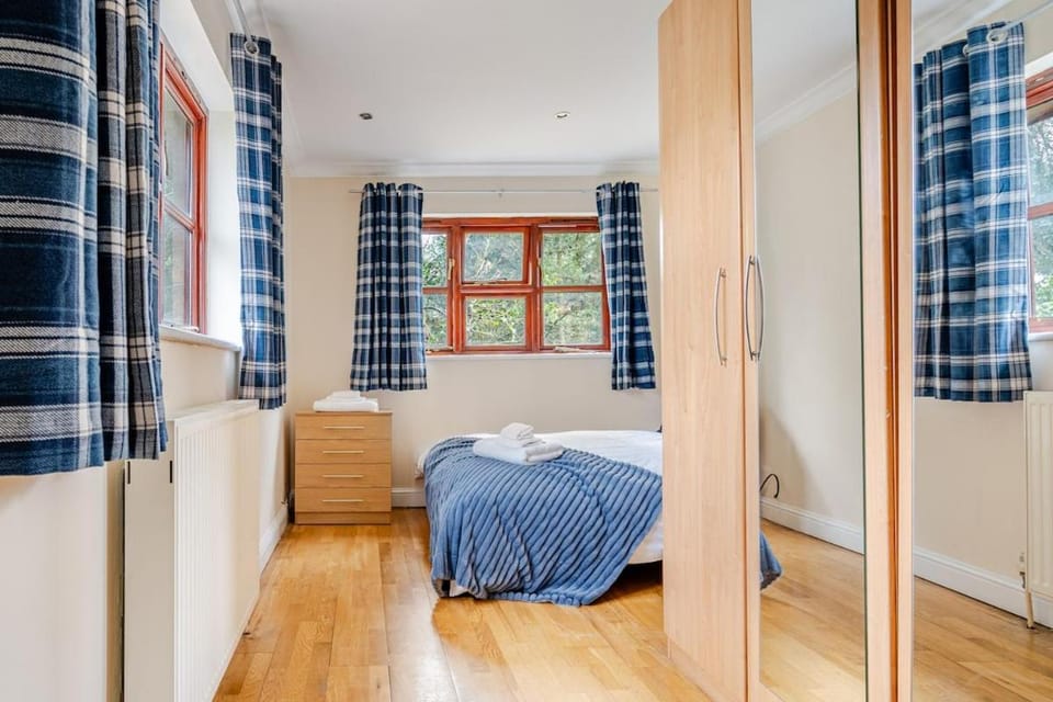 1 bed house Hendon 15 mins to Wembley Stadium & Central London M40, M1,M25 Free Parking Apartment in Edgware