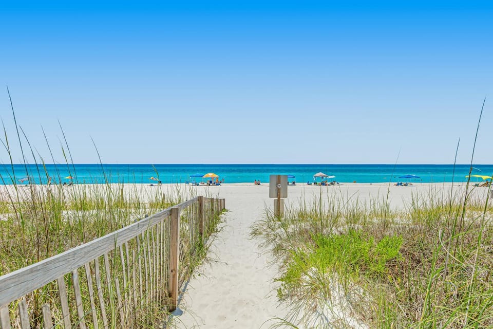Dog-friendly home steps to beach with 2 kitchens dressing room & game room House in Panama City Beach