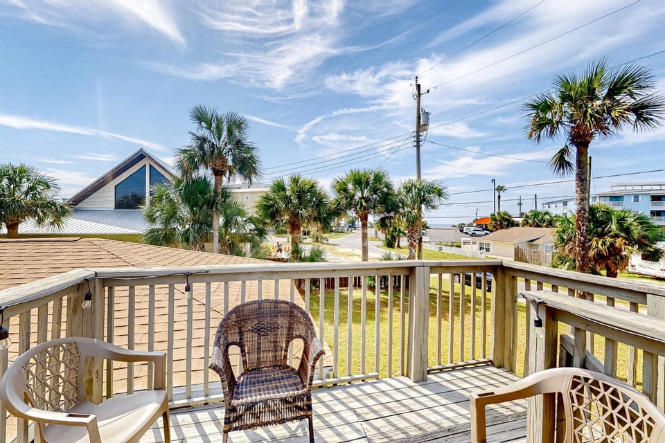 Dog-friendly home steps to beach with 2 kitchens dressing room & game room House in Panama City Beach