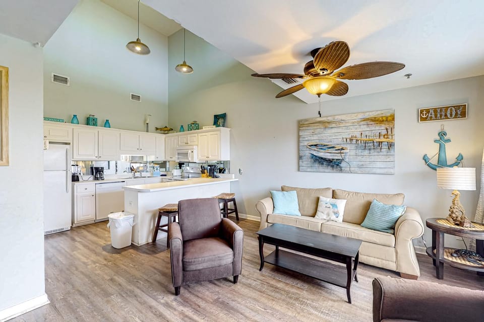 Cozy condo with pools tennis gym mini golf beach access & balcony House in Panama City Beach