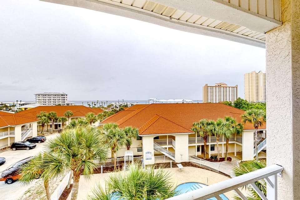Cozy condo with pools tennis gym mini golf beach access & balcony House in Panama City Beach