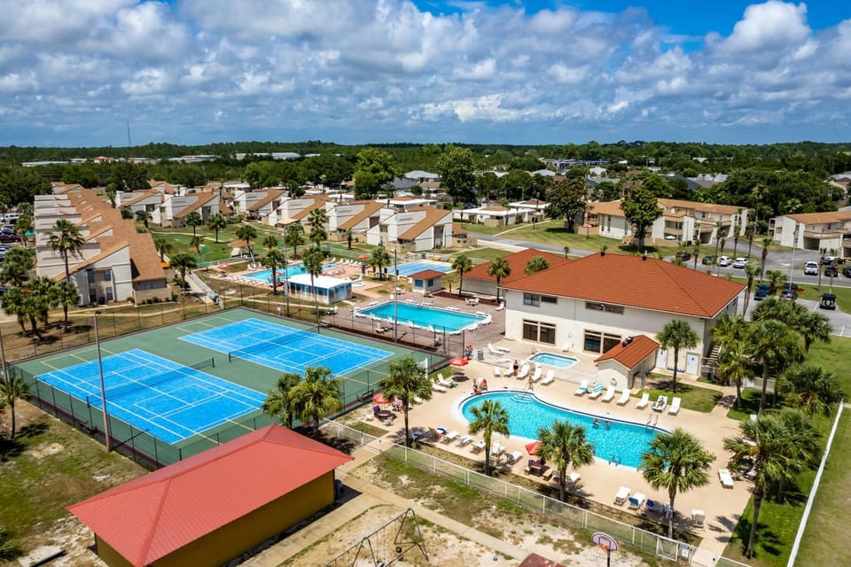 Spacious 2 king bedroom with pool & hot tub beach access across the street House in Panama City Beach
