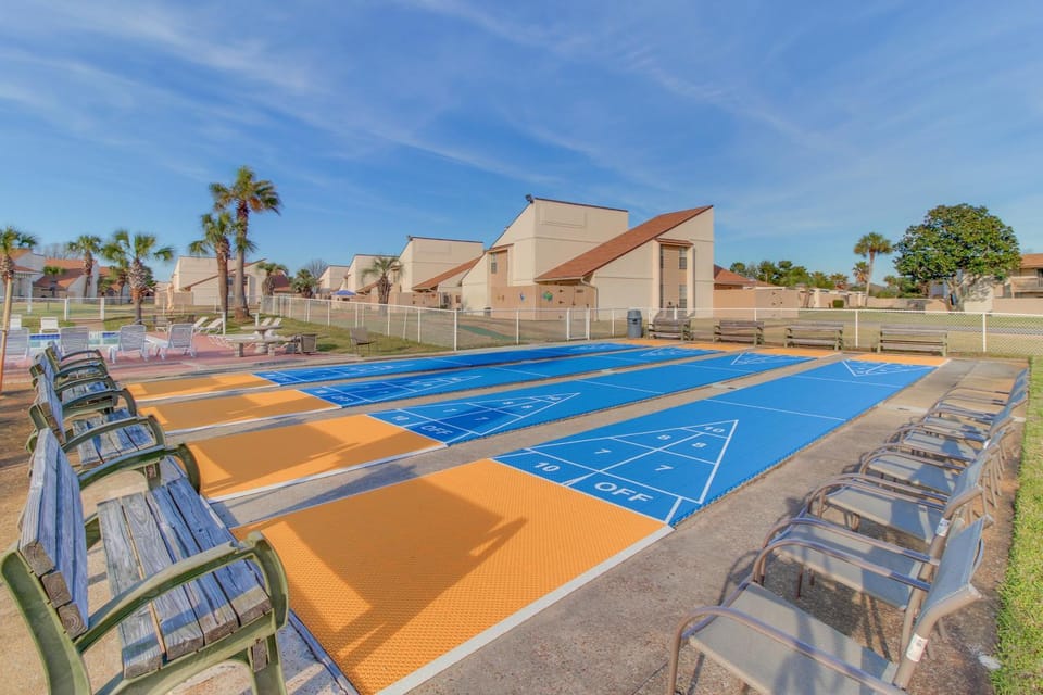 Bright condo in gated community with pool hot tub & tennis House in Panama City Beach