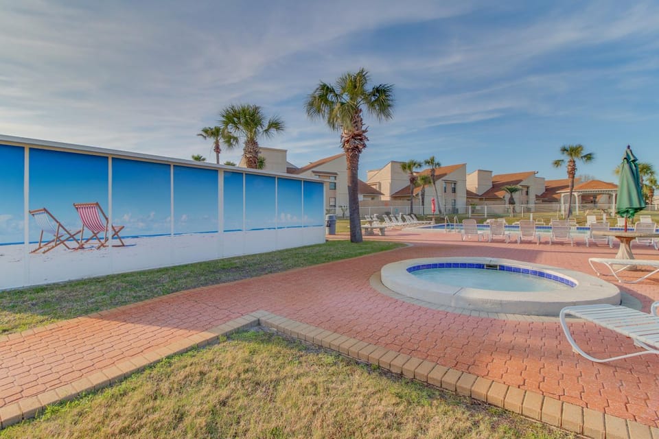 Bright condo in gated community with pool hot tub & tennis House in Panama City Beach