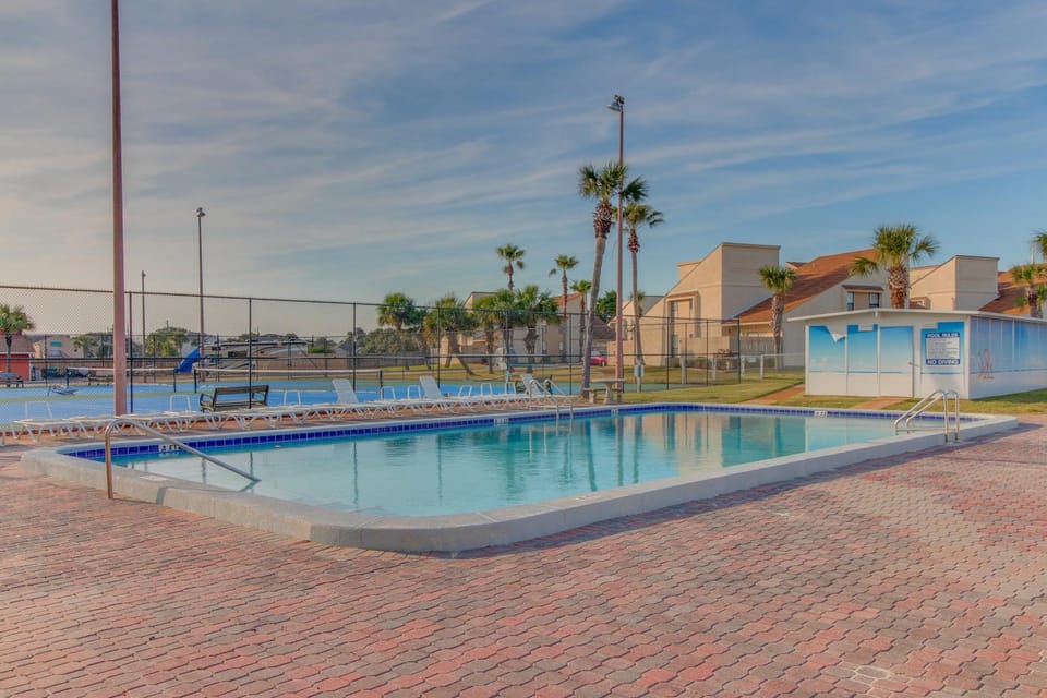 Bright condo in gated community with pool hot tub & tennis House in Panama City Beach