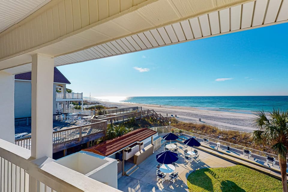 Gorgeous beachfront condo with shared pool hot tub and beach access House in Sunnyside