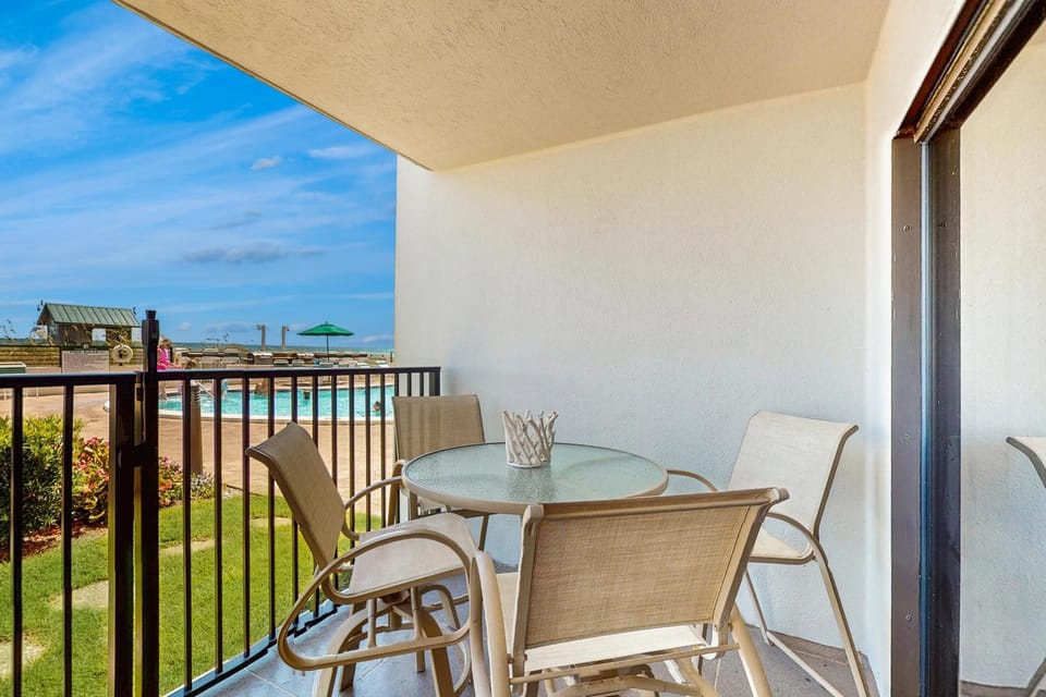 Gorgeous gulfront condo with shared pool and easy beach access House in Destin