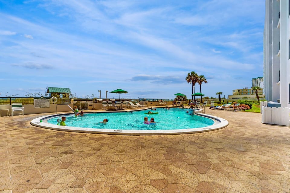 Gorgeous gulfront condo with shared pool and easy beach access House in Destin