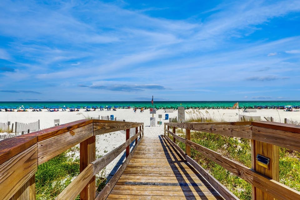Gorgeous gulfront condo with shared pool and easy beach access House in Destin