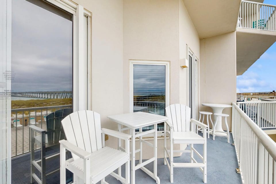Beachfront Condo with amazing views shared pool and beach access House in Pensacola Beach