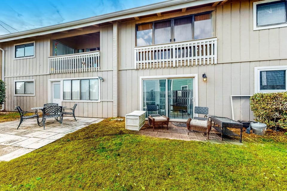 Ground-floor condo with private patio on-site pool & tennis - walk to beach House in Destin