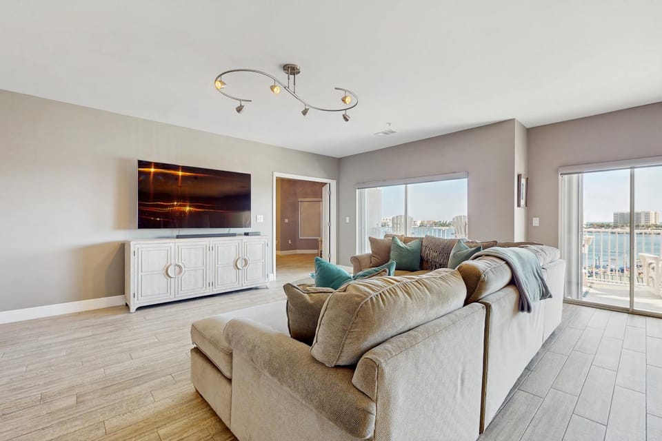 Beautiful Harbor view condo close to shopping beaches and entertainment House in Destin