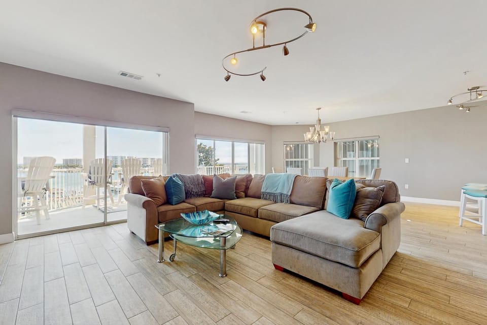 Beautiful Harbor view condo close to shopping beaches and entertainment House in Destin