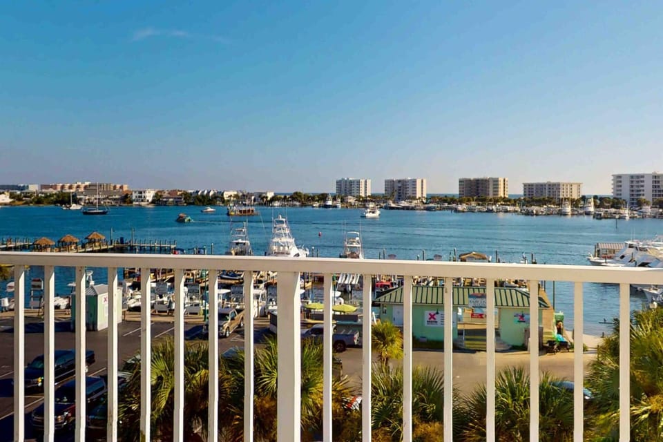Beautiful Harbor view condo close to shopping beaches and entertainment House in Destin