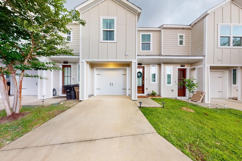 Stylish dog-friendly townhome with firepit & enclosed yard - blocks to downtown House in Pensacola