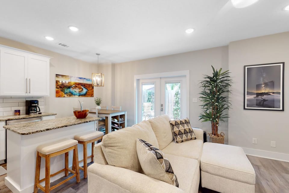 Stylish dog-friendly townhome with firepit & enclosed yard - blocks to downtown House in Pensacola
