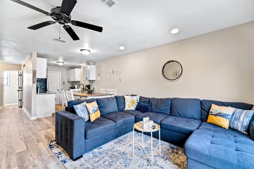 Dog-friendly townhome with private deck charming interior washer&dryer & AC House in Pensacola Beach