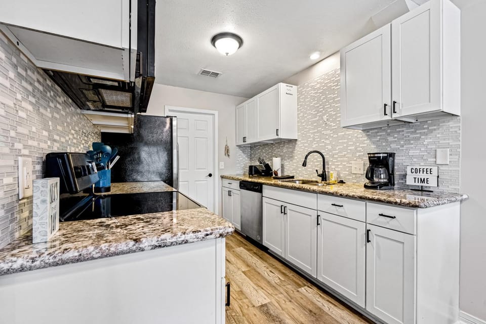 Dog-friendly townhome with private deck charming interior washer&dryer & AC House in Pensacola Beach