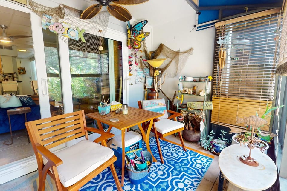 Cozy coastal condo with shared pool close to the beach and shopping House in Gulf Breeze
