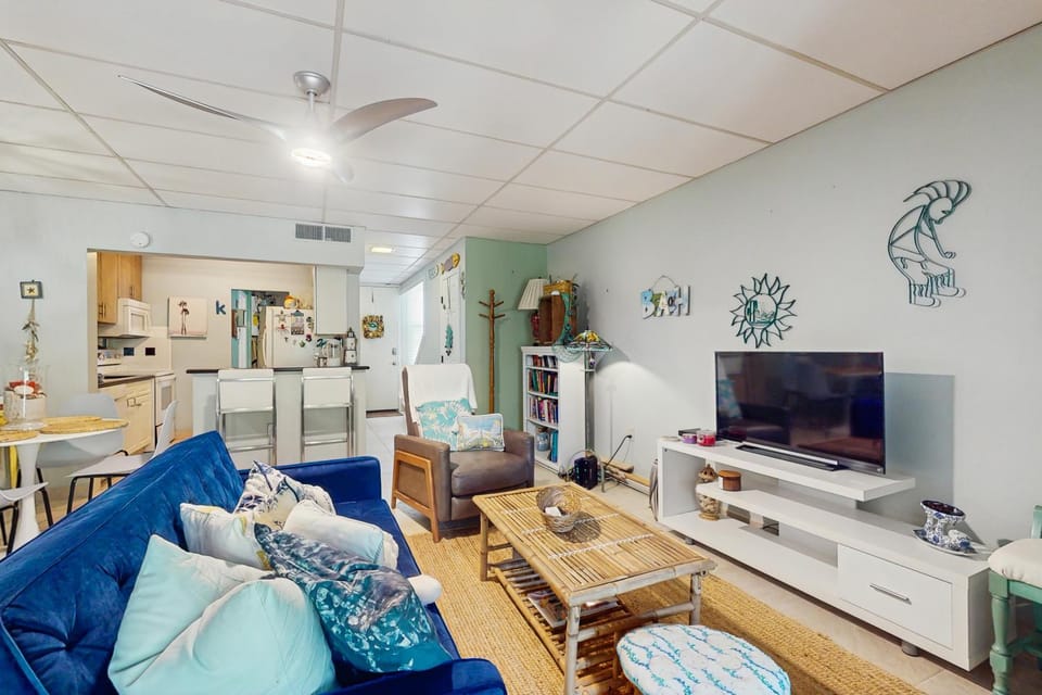 Cozy coastal condo with shared pool close to the beach and shopping House in Gulf Breeze